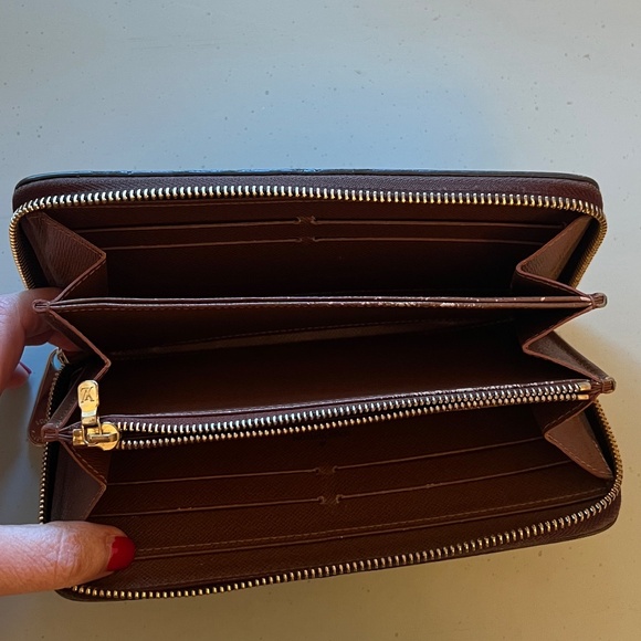 Louis Vuitton | Zippy Wallet w/ Brown Interior | Good to Great Condition - Picture 8 of 14